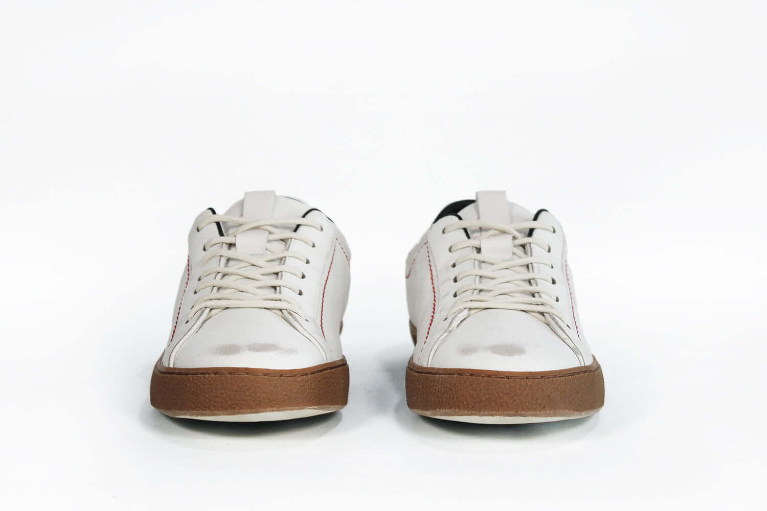 Men's ORIGINAL LC06 Low-top in Retro White Leather, displays the red stitiching and patchwork logo, emphasising craftsmanship.