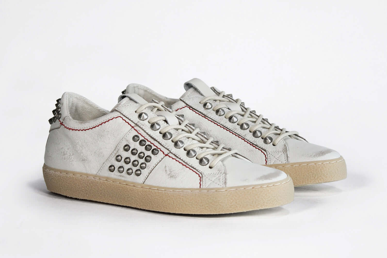 Women's ORIGINAL STUDLIGHT Low-top White Leather & Studs has a casual retro vibe combined with a Italian craftsmanship.